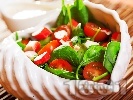 Рецепта Вкусна салата с бейби спанак, рукола, чери домати и рулца от раци с дресинг от майонеза